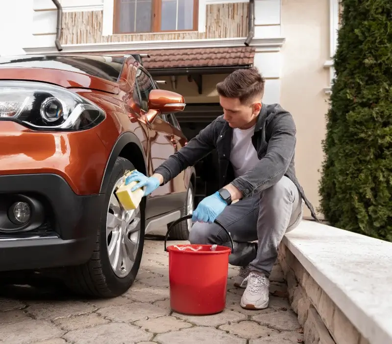 Lavage auto à domicile Saint-Pierre-Langers : professionnel intervenant sur un véhicule